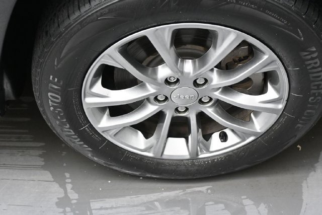 Used 2019 Jeep Cherokee Latitude Plus FWD image 35