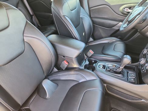 Used 2020 Jeep Cherokee Latitude Plus w/ Comfort/Convenience Group image 13