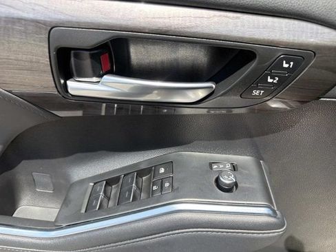 Certified 2024 Toyota Highlander Platinum FWD image 8