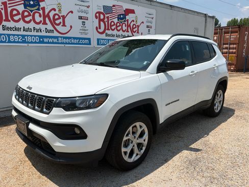 Used 2024 Jeep Compass Latitude AWD/4WD image 6