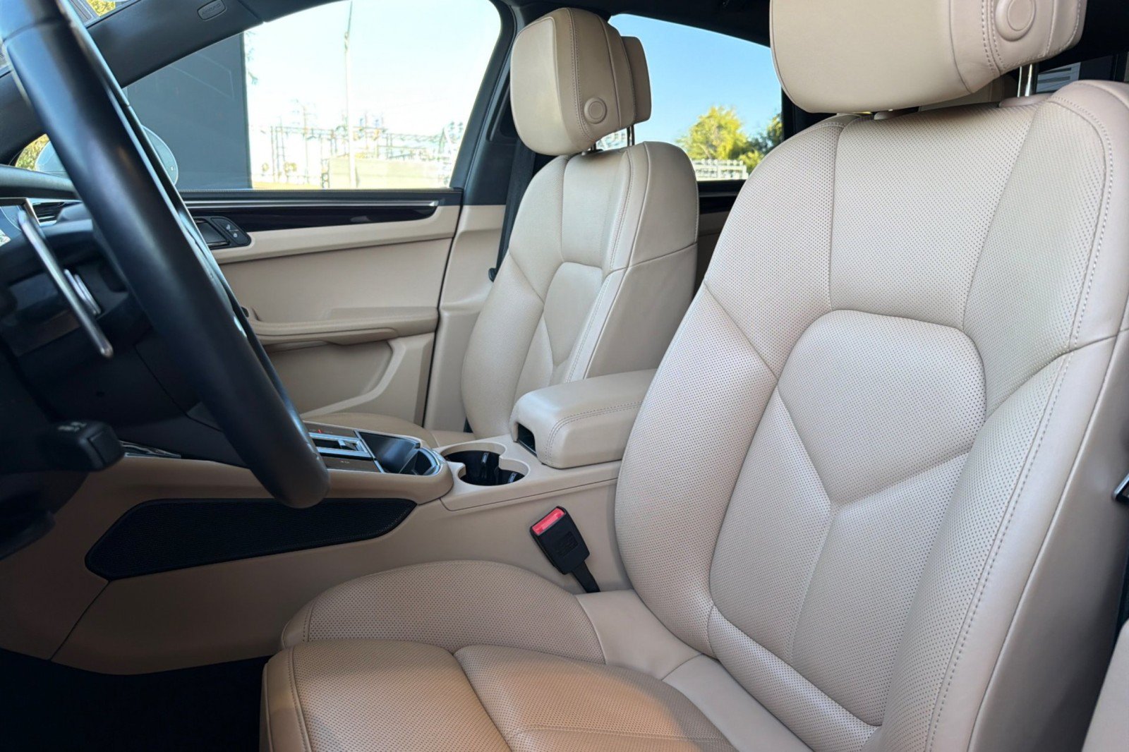 Used 2022 Porsche Macan AWD/4WD image 5