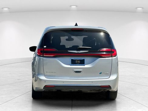 Used 2023 Chrysler Pacifica Touring-L FWD image 5