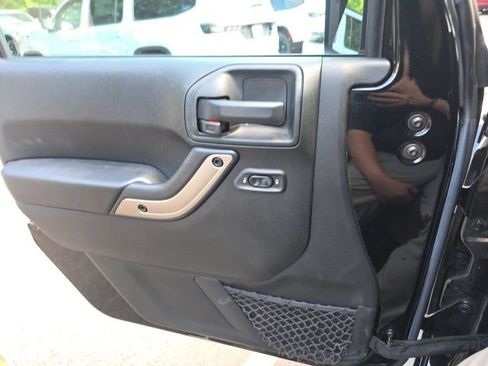 Used 2017 Jeep Wrangler Unlimited Sahara AWD/4WD image 18