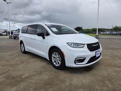 Used 2025 Chrysler Pacifica Select FWD image 21