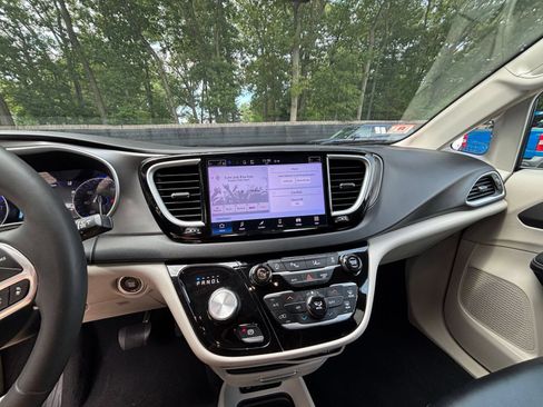 Used 2024 Chrysler Pacifica Touring-L FWD image 18