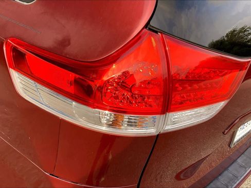 Used 2013 Toyota Sienna LE image 28