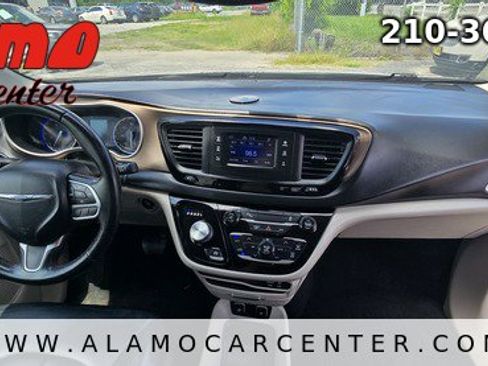 Used 2017 Chrysler Pacifica Touring-L FWD image 16