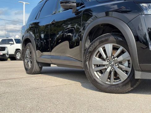 Used 2025 Nissan Pathfinder SV FWD image 2