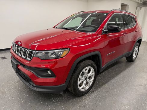 Used 2025 Jeep Compass Latitude AWD/4WD image 4