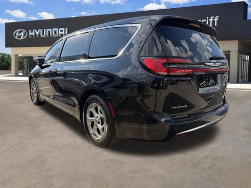 Used 2024 Chrysler Pacifica Limited FWD image 3