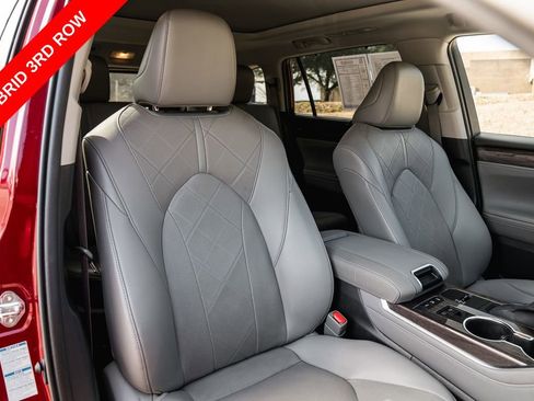 Certified 2021 Toyota Highlander Platinum AWD/4WD image 31