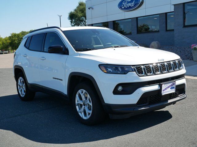 Used 2025 Jeep Compass Latitude w/ Sun & Sound Group AWD/4WD image 2