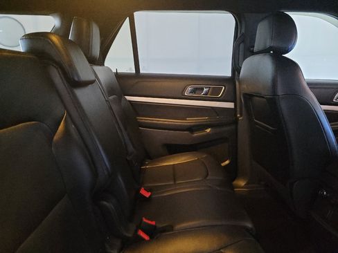 Used 2017 Ford Explorer XLT w/ Equipment Group 202A FWD image 19