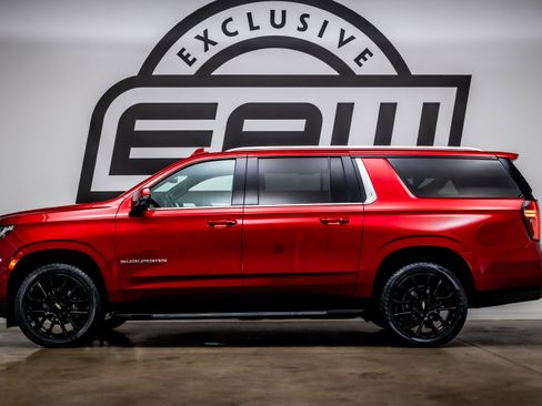 Used 2022 Chevrolet Suburban LT w/ Luxury Package image 5