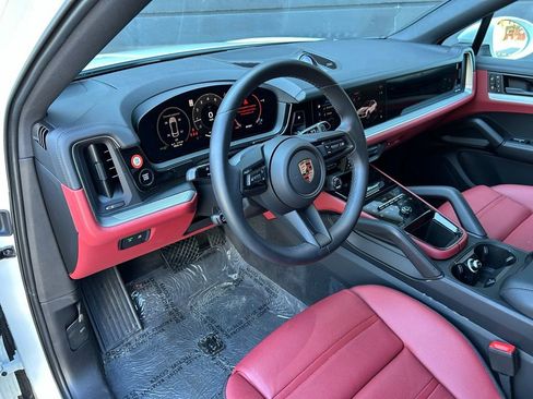 Certified 2025 Porsche Cayenne Coupe image 18