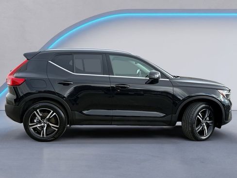 Certified 2025 Volvo XC40 B5 Core image 3