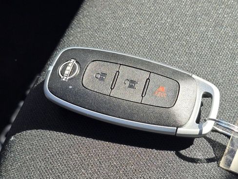 Used 2023 Nissan Rogue S image 32