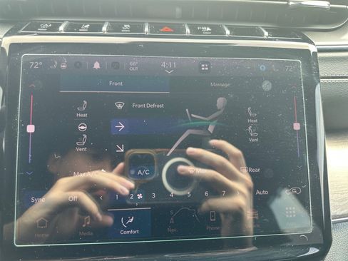 Used 2024 Jeep Grand Cherokee Overland w/ Luxury Tech Group IV AWD/4WD image 23