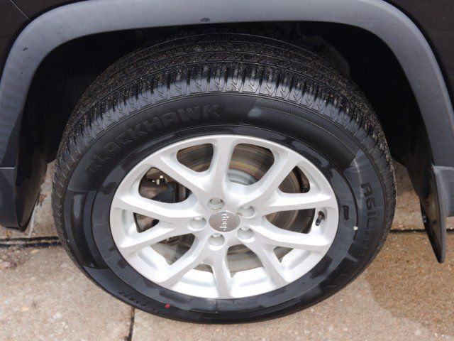 Used 2017 Jeep Cherokee Latitude w/ Cold Weather Group AWD/4WD image 7