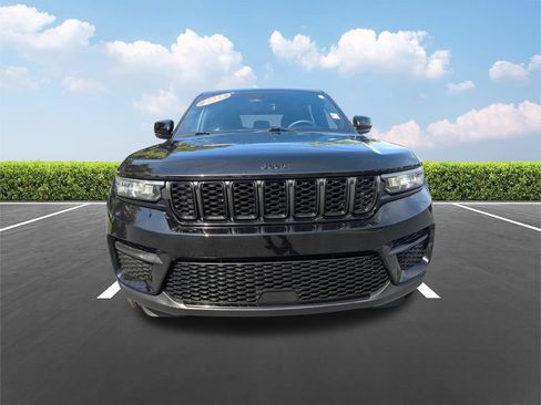 Used 2025 Jeep Grand Cherokee Altitude AWD/4WD image 10