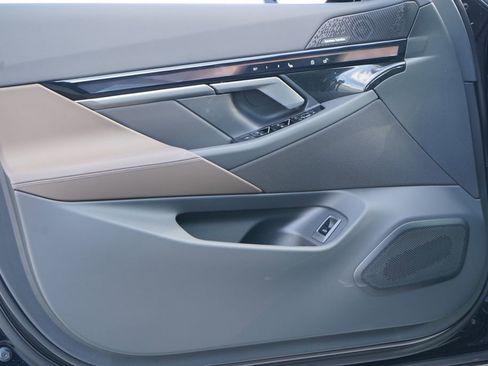 New 2026 BMW i5 eDrive40 w/ M Sport Package image 9