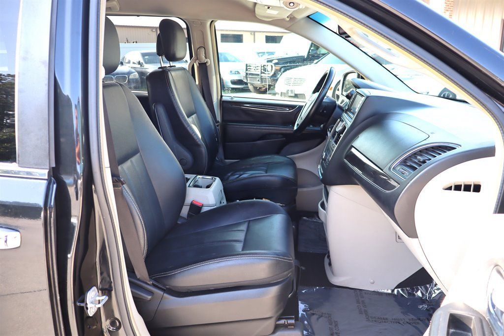 Used 2016 Chrysler Town & Country Touring FWD image 20