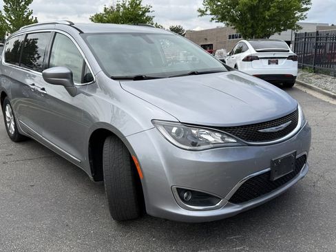 Used 2018 Chrysler Pacifica Touring-L FWD image 1