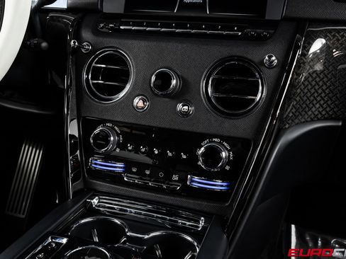 Used 2020 Rolls-Royce Cullinan Black Badge image 29