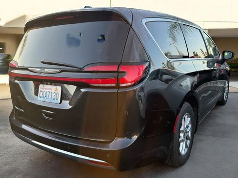 Used 2023 Chrysler Pacifica Touring-L image 4