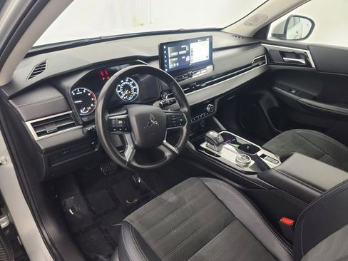 Used 2025 Mitsubishi Outlander SE image 26