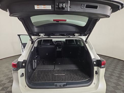 Used 2021 Toyota Highlander XLE AWD/4WD image 29