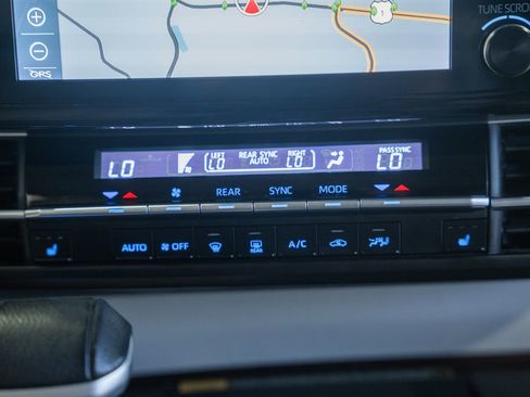 Used 2021 Toyota Sienna XLE w/ XLE Plus Package FWD image 23