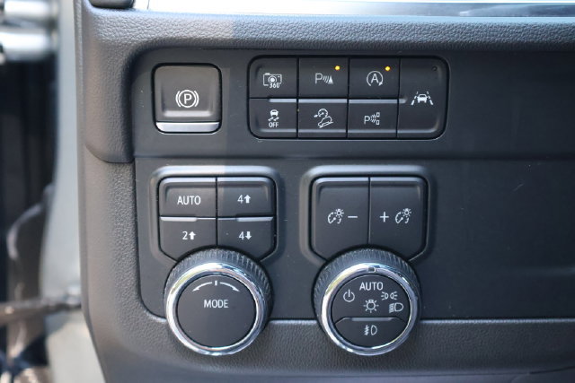 Used 2025 Chevrolet Suburban Z71 w/ Comfort Package AWD/4WD image 16