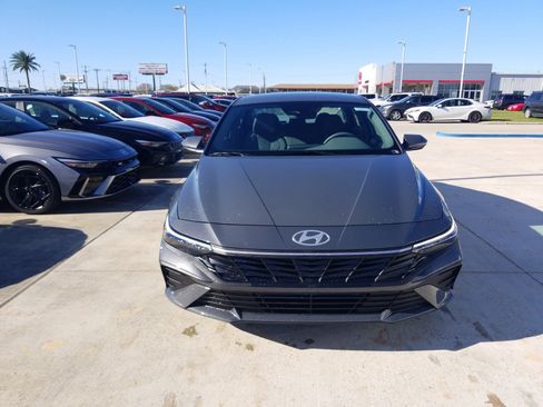 New 2026 Hyundai Elantra SE image 2