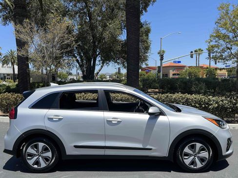 Used 2020 Kia Niro LX FWD image 15