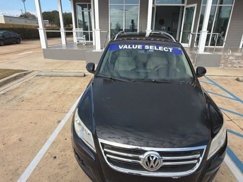 Used 2011 Volkswagen Tiguan SE image 10