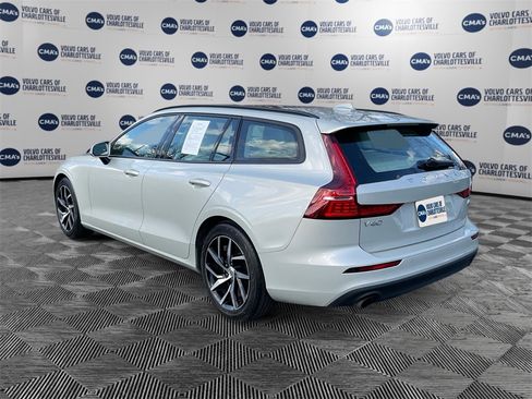 Used 2020 Volvo V60 T5 Momentum image 3