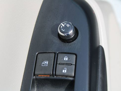 Used 2019 Toyota Highlander AWD V6 image 22