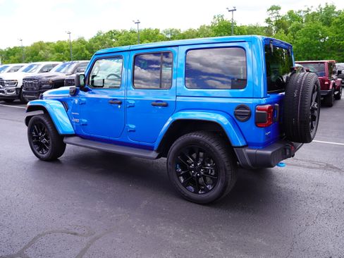 Used 2022 Jeep Wrangler Unlimited Sahara w/ Cold Weather Group AWD/4WD image 7