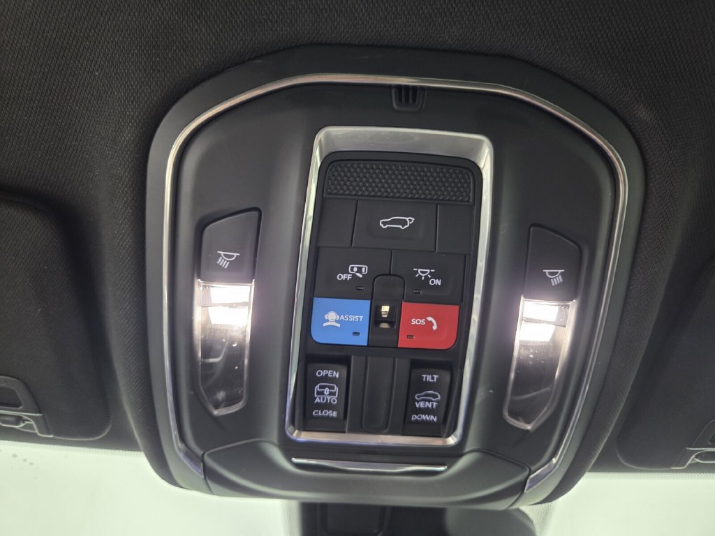 Used 2025 Jeep Grand Cherokee Altitude AWD/4WD image 14