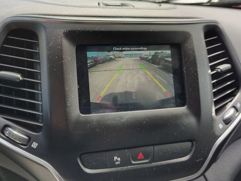 Used 2019 Jeep Cherokee Latitude Plus w/ Cold Weather Group AWD/4WD image 16