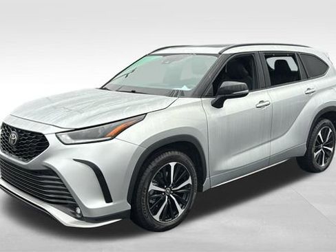 Used 2021 Toyota Highlander XSE image 2