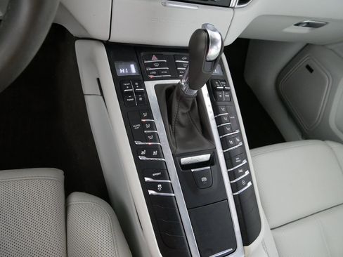 Used 2017 Porsche Macan S image 24