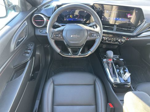 Certified 2025 Chevrolet Trax RS image 17