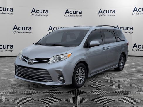 Used 2018 Toyota Sienna XLE image 3