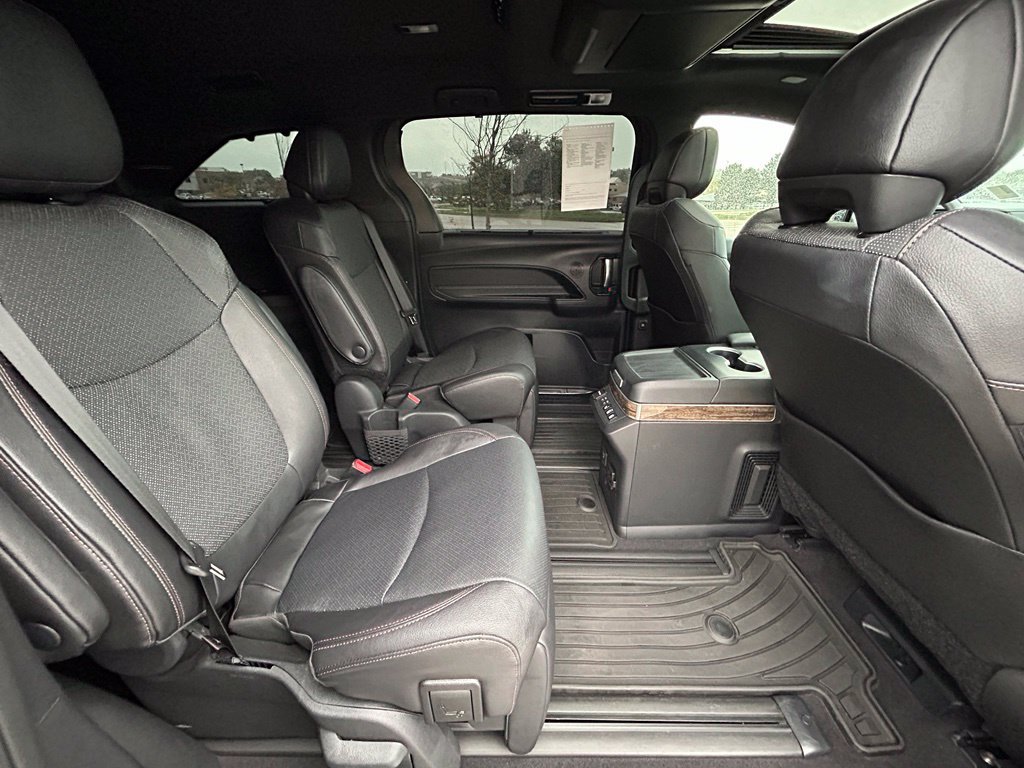 Used 2025 Toyota Sienna Platinum AWD/4WD image 28