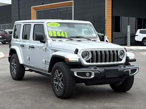 Used 2024 Jeep Wrangler Unlimited Sahara w/ Technology Group AWD/4WD image 3