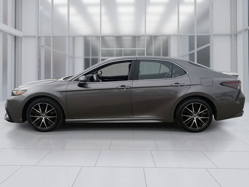 Used 2024 Toyota Camry SE image 3