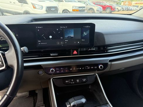 Used 2025 Kia Carnival FWD image 10