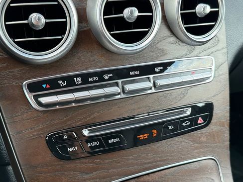 Used 2018 Mercedes-Benz GLC 300 4MATIC w/ Premium Package image 16
